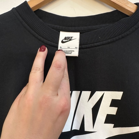 Nike Black Crewneck Sweatshirt – Size Boys XL - Picture 3 of 4